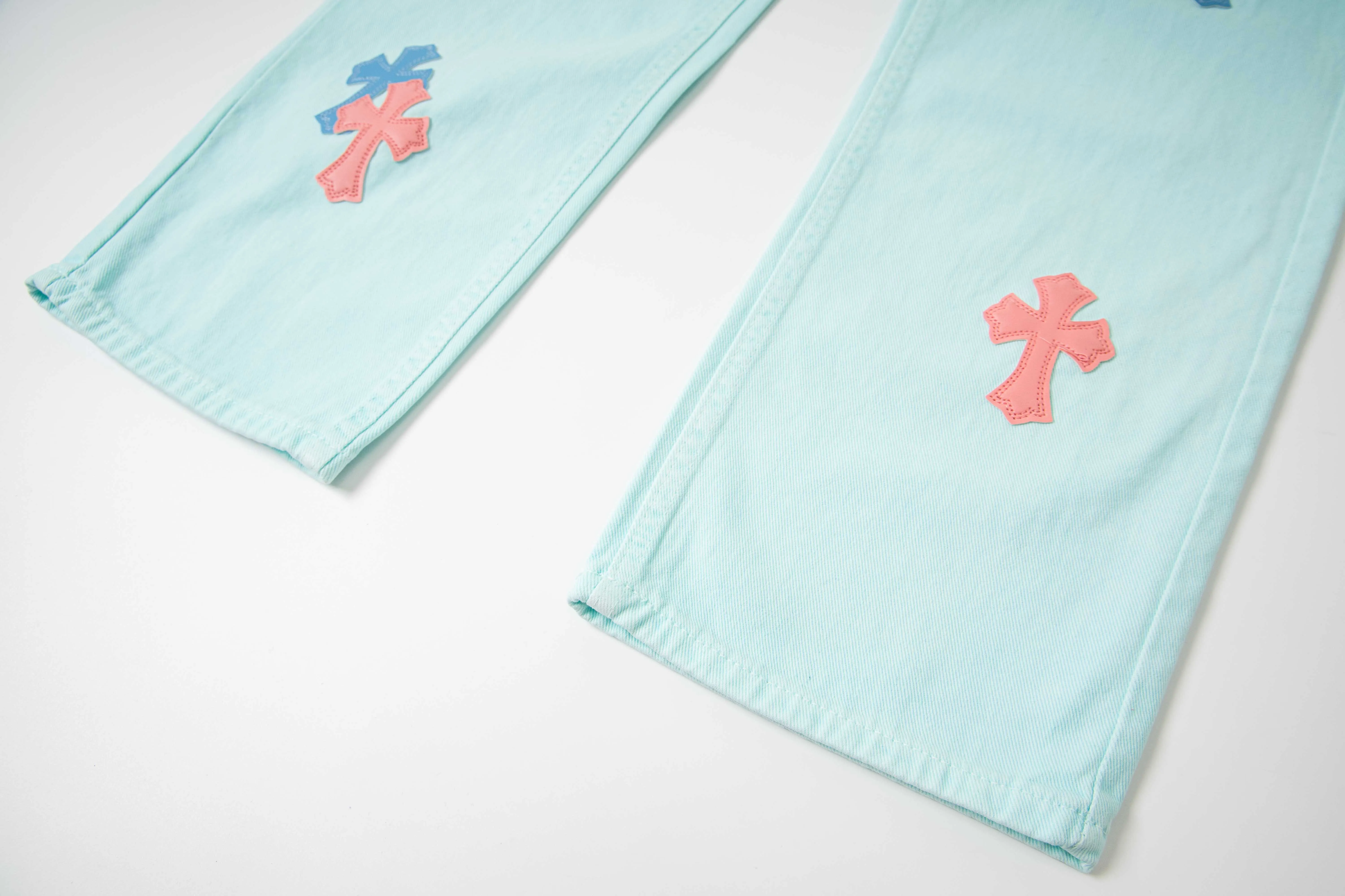 P240 (high version, running quantity) Chrome Hearts light blue blue pants, pink and blue patchwork leather couple's best friend jeans. CH jeans need to be washed and then disassembled and hand-ordered with sheepskin cross leather and then spliced ​​to complete. The whole piece has too many craftsmanship to describe. The patches are decorated with cross flowers, and the high-waisted washed jeans! ! Absolutely high-end luxury products, god-level single products and super popular products, made with top heavy industry, a must-see magic weapon. Customized hardware. The fabric is thick and soft after washing. It has good breathability. Customized small leather label. Unique design. The details are simple and elegant, and the workmanship is exquisite. The entire trousers are neatly routed and the details are in place! It’s so cool that both men and women can easily control the genderless trend! Style number: 1817# Color: Picture color Size: 28 30 32 34 36